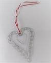 Metal hjerte i hjerte rustik look med rød hvide bånd. Ø Ca. 10 cm.